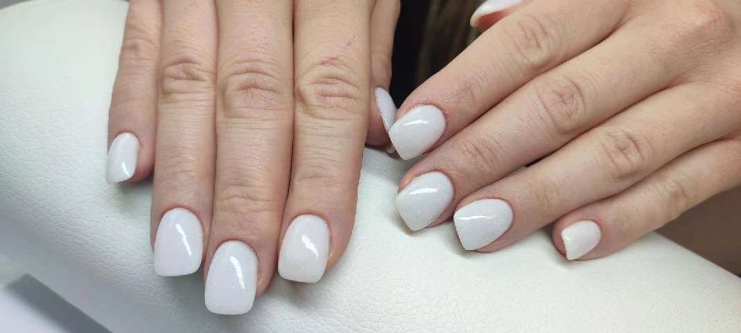 Manicure tytanowy w odcieniu nude