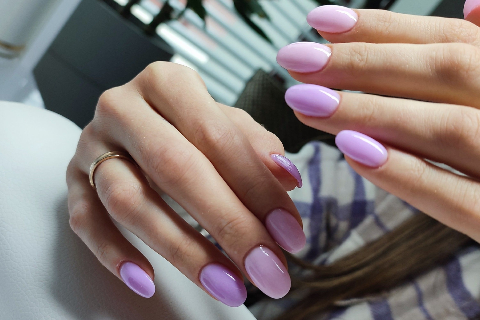 Różowy manicure z brokatem