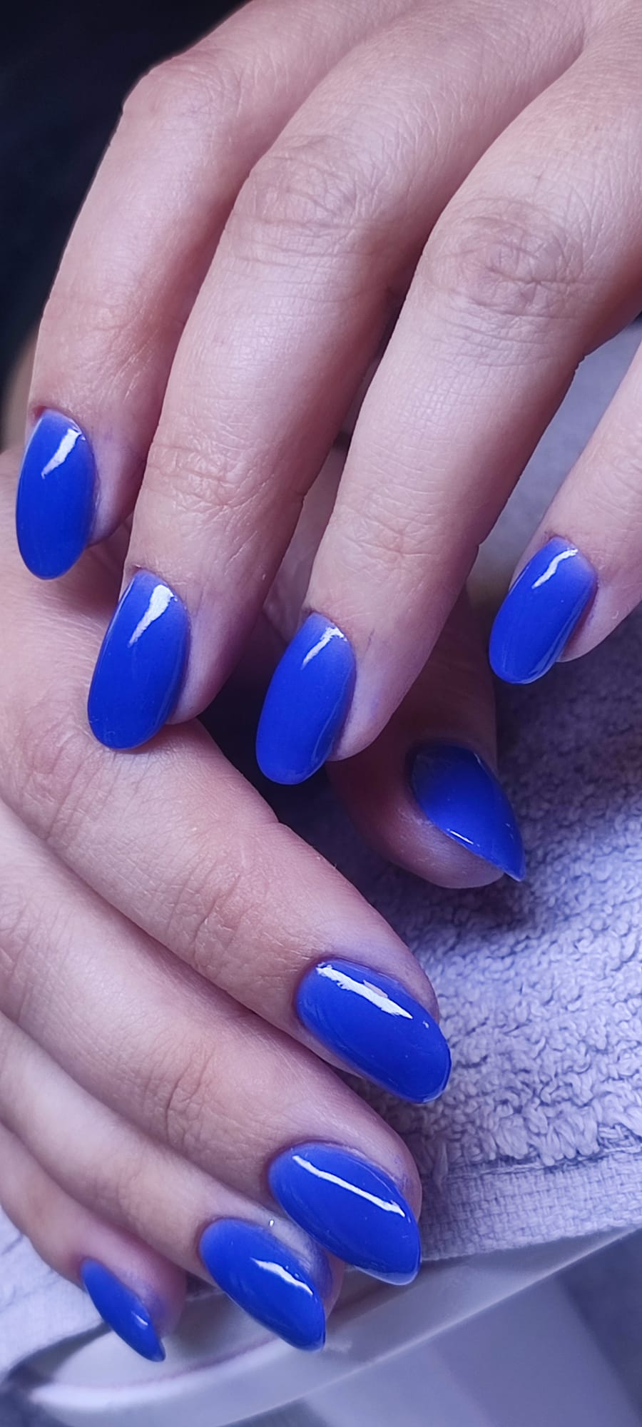 Kobaltowy manicure migdałowy
